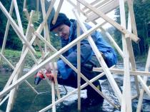 Friedo baut Stäbestakato im Dörsbach auf